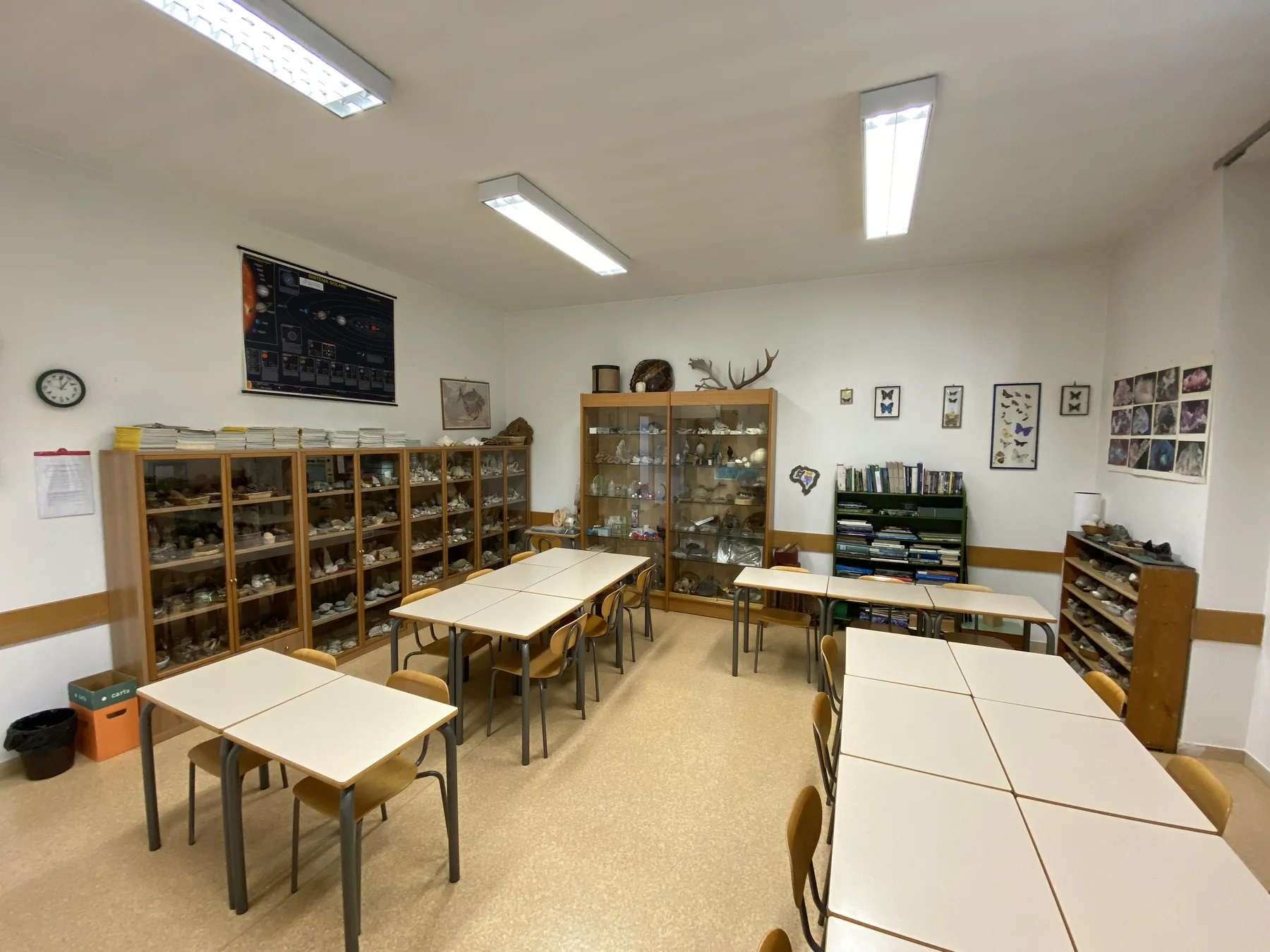 Aula di scienze con microscopi digitali
